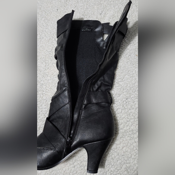 Boots - Picture 4 of 6